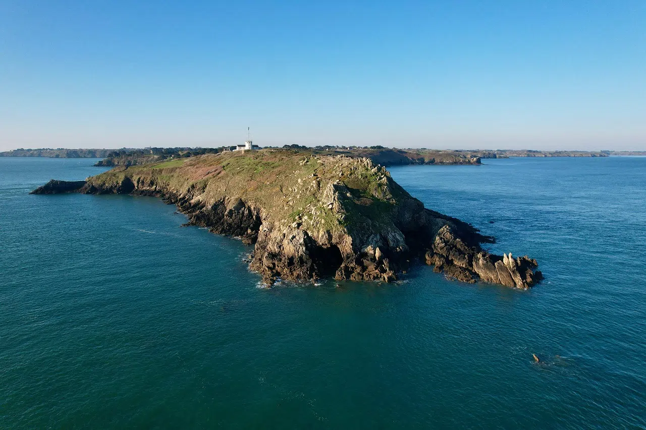 Sentier côtier à la Pointe du Grouin avec vue sur les falaises et la mer près de Cancale