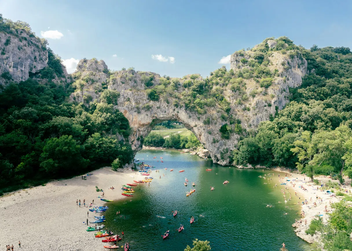 阿尔代什河拱门桥附近的皮划艇和独木舟