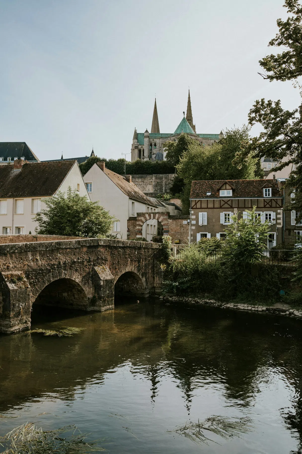 Chartres Katedrali'nin kasabanın üzerinde yükseldiği, Eure Nehri üzerindeki taş köprü