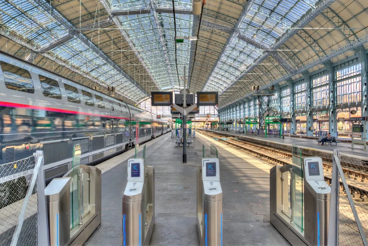 Portique SNCF dans une gare