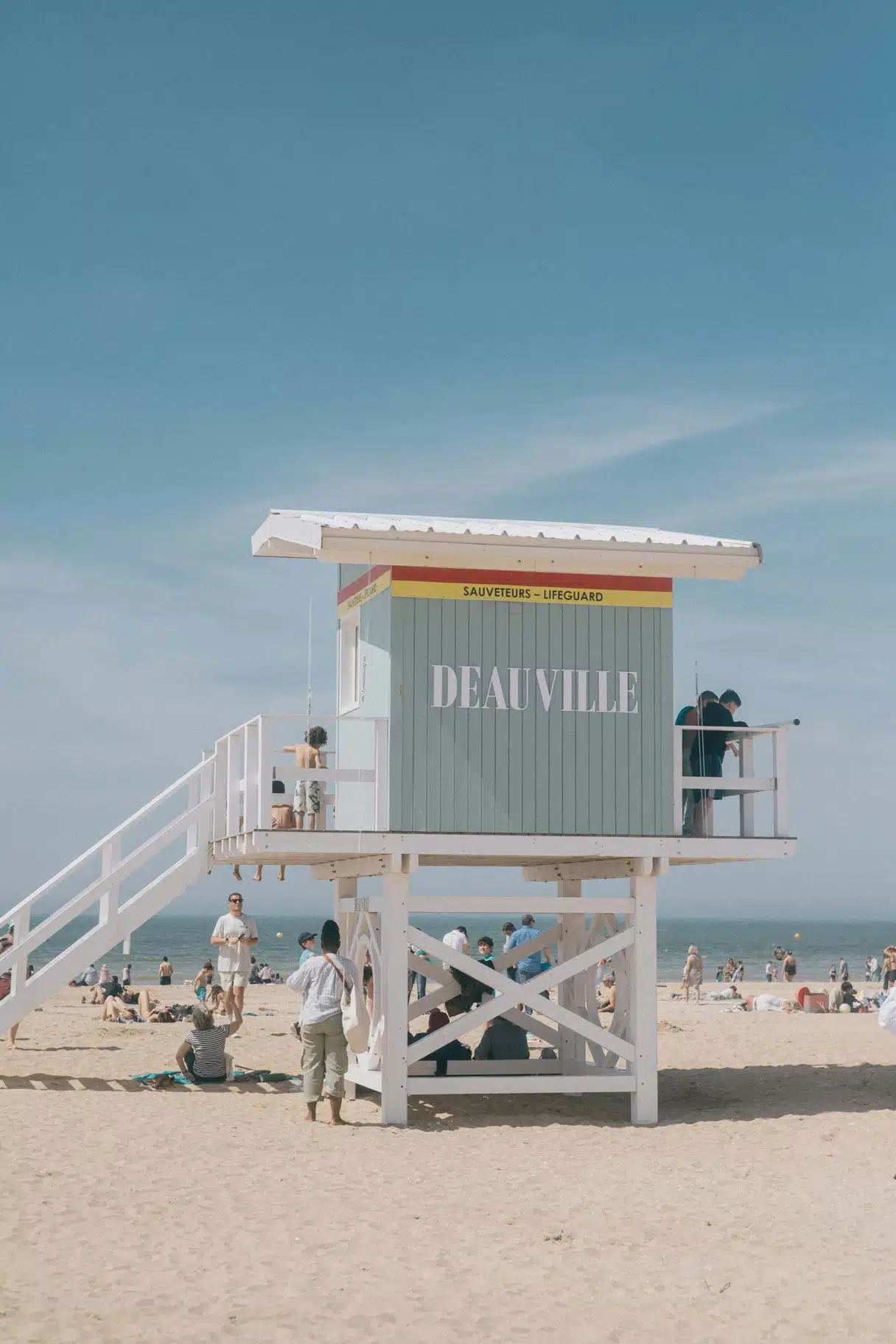 La plage et un poste de secours à Deauville, sur la côte normande