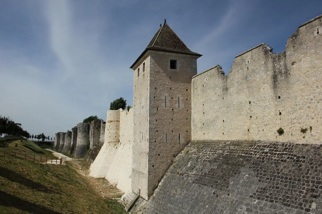 Provins'in çimenli dış duvarlarından görülen ortaçağ surları