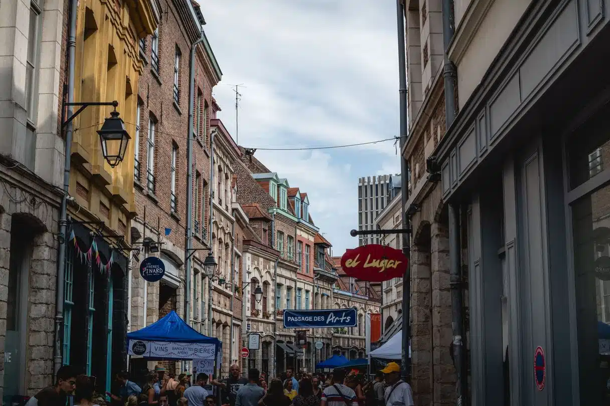 Stands de rue animés pendant le marché aux puces de la Braderie de Lille