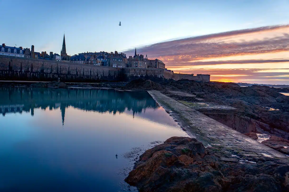The seawater pool and ramparts of Saint-Malo in the evening