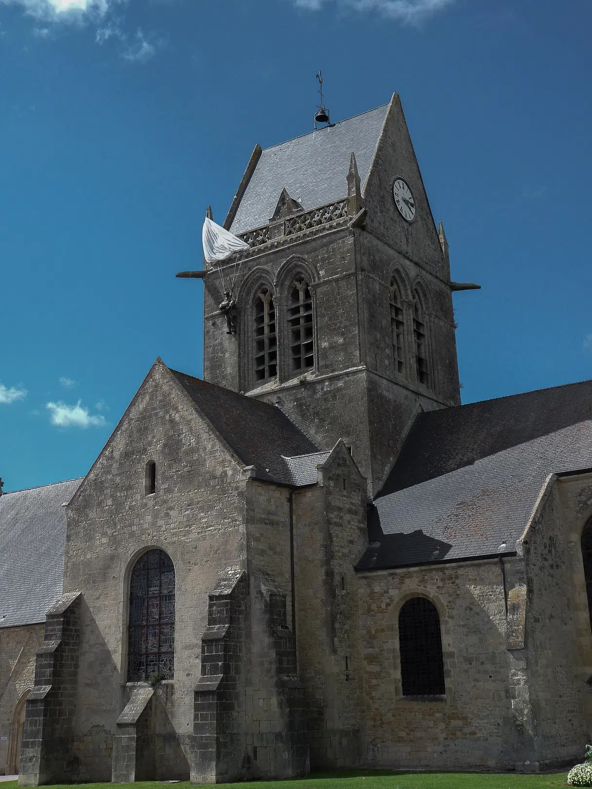 Le clocher de l'église de Sainte-Mère-Église avec le mannequin du parachutiste accroché à la flèche