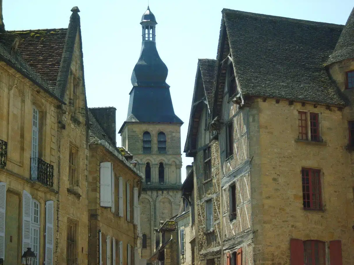 Sarlat’ta Orta Çağ’dan kalma taş evler ve arkalarında katedralin çan kulesi