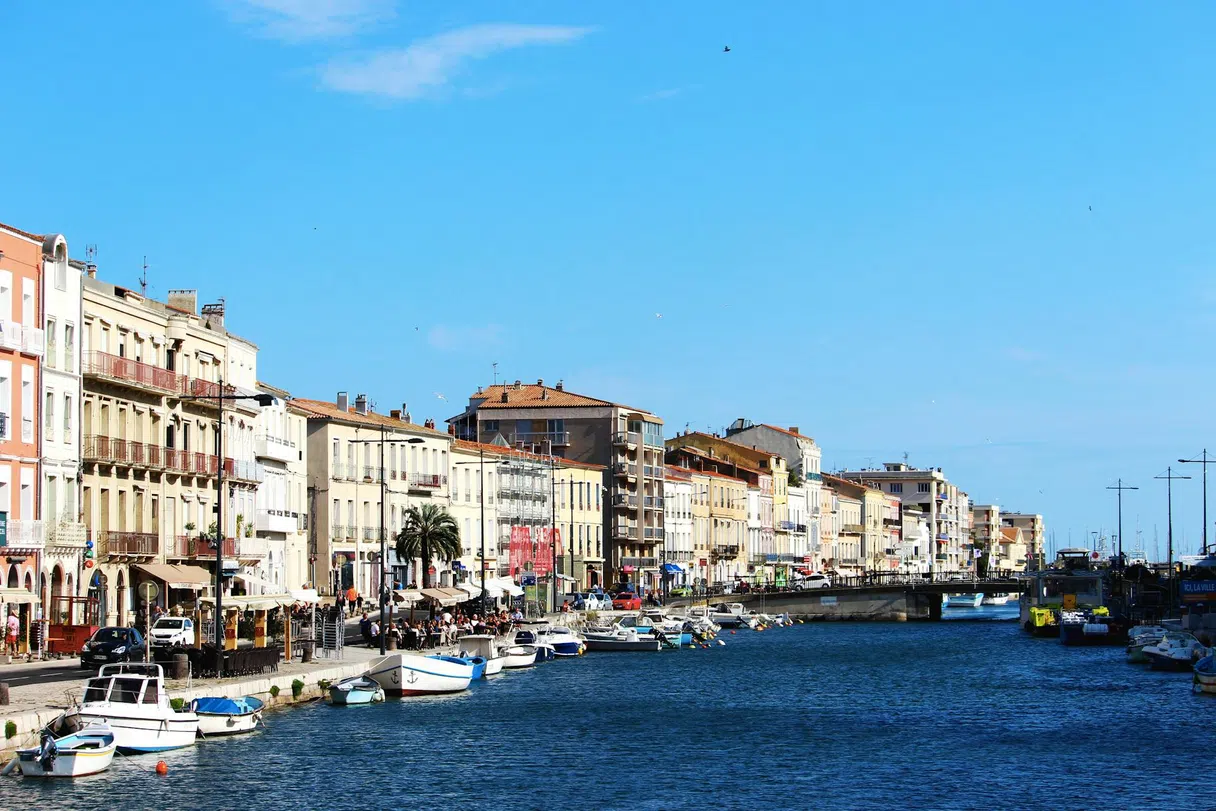 Bateaux le long du Canal Royal à Sète