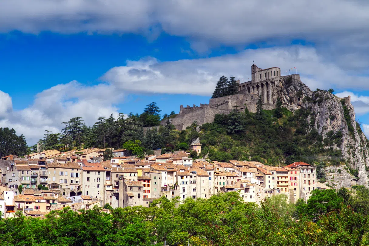 Sisteron et sa citadelle perchée au-dessus de la ville