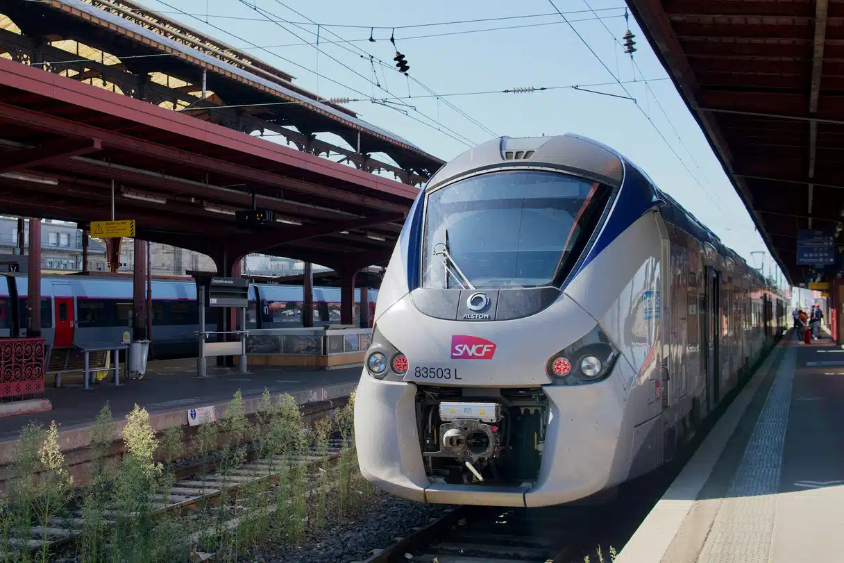 Train SNCF en gare : logo SNCF sur une rame