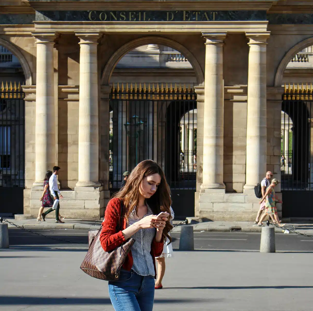 Une personne est au téléphone à Paris