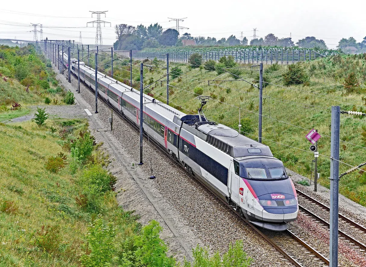 Un train TGV dans une gare française