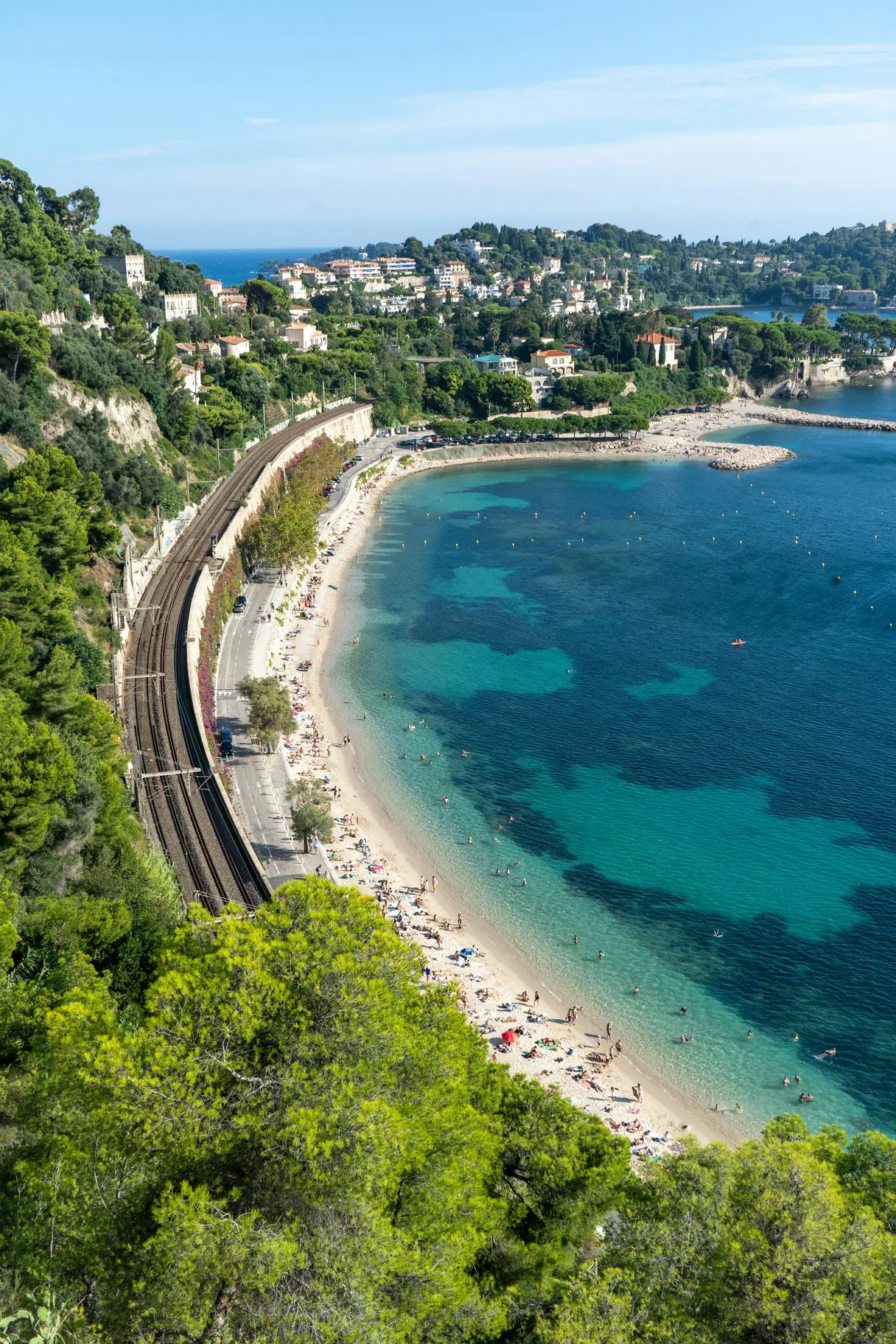 Voie de train au bord de la mer Méditerranée