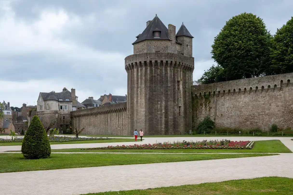 Vannes’ın düzenli bahçelerinin yanındaki Orta Çağ surları ve yuvarlak bir kule