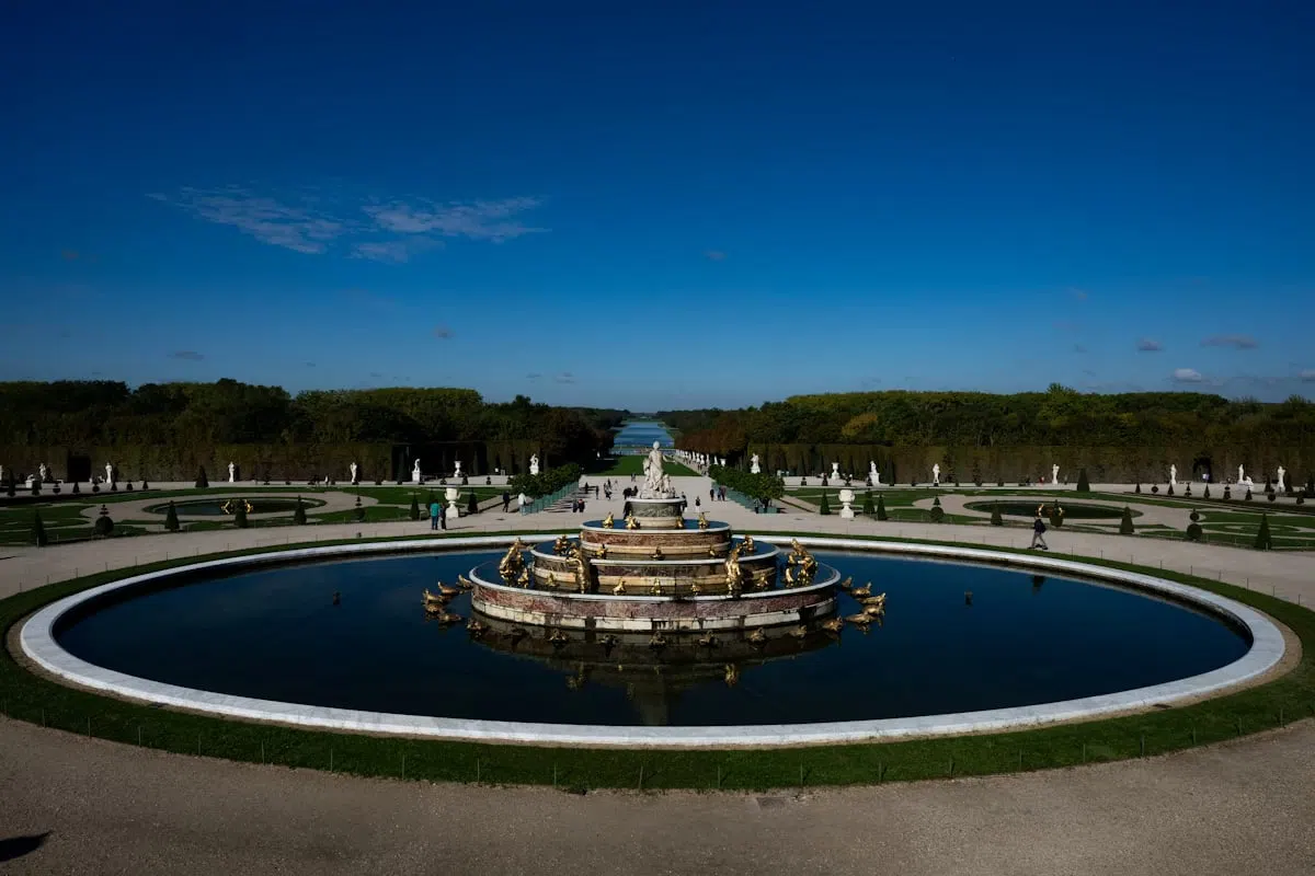 Fontaines et jardins du château de Versailles, alignements majestueux
