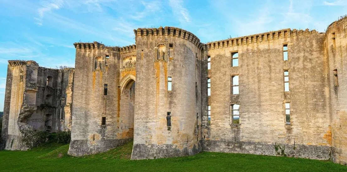 La Ferté-Milon şatosunun yarım kalmış taş duvarları