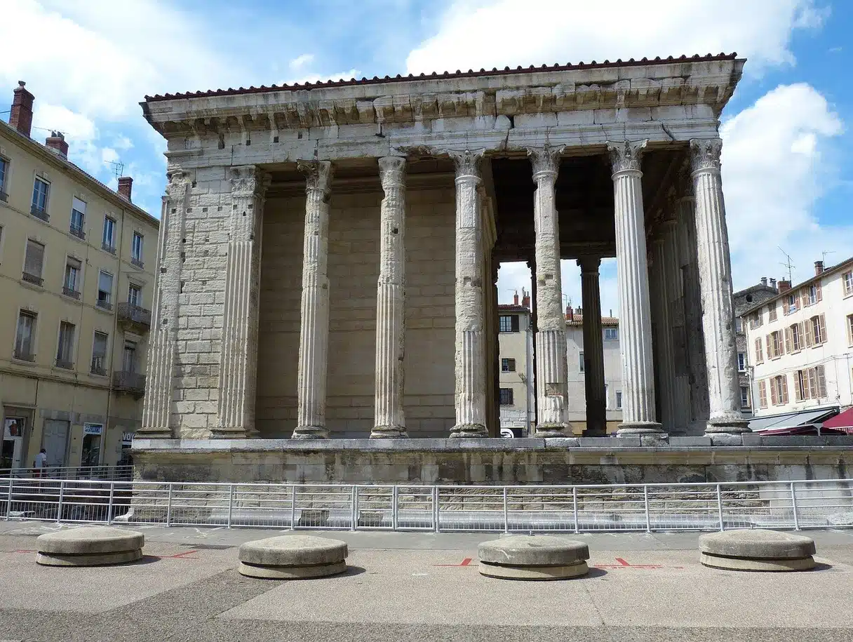 Vienne merkezindeki Roma dönemi Augustus ve Livia Tapınağı’nın Korint sütunları