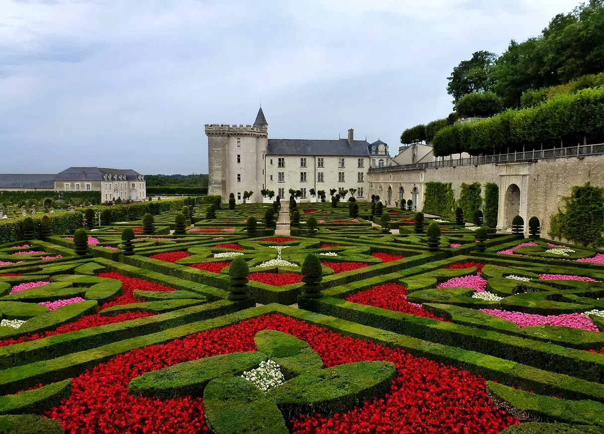 Loire Vadisi'ndeki Villandry şatosunun Fransız bahçeleri