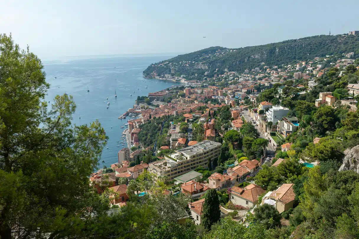Villefranche-sur-Mer'de liman ve sahil şeridi