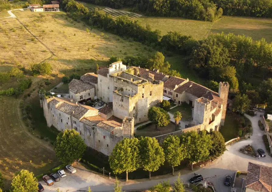 Une vue aérienne du village fortifié de Larressingle