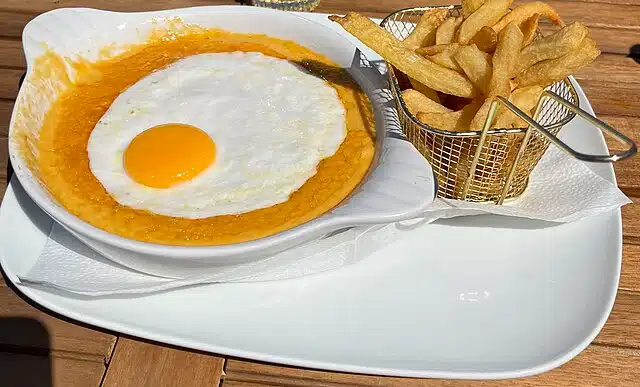 Kuzey Fransa Welsh: erimiş cheddar, jambon ve ekmek (brasserie’de tam konfor yemeği)
